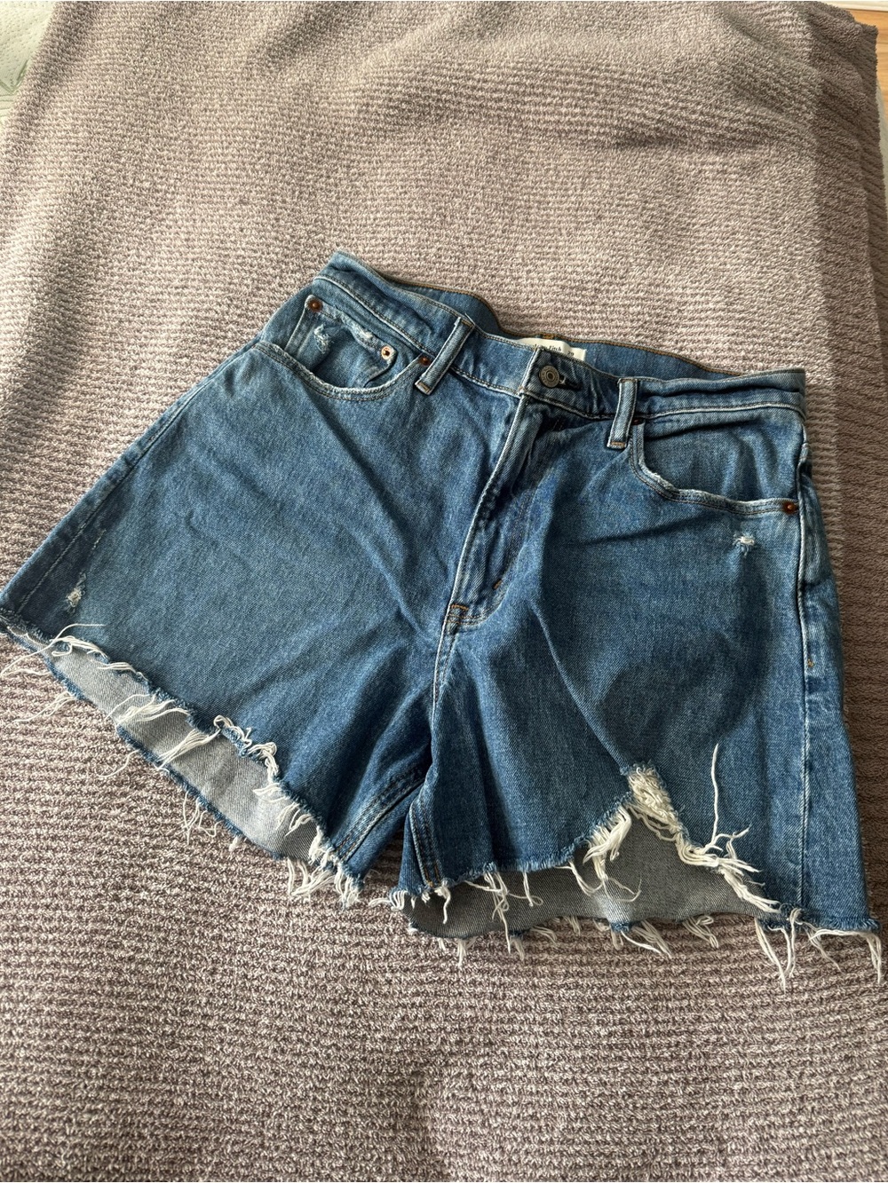 Abercrombie & Fitch 4” mom short